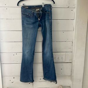 Gently worn jeans. Size 25 women. Has some wear to the bottoms. See pic.